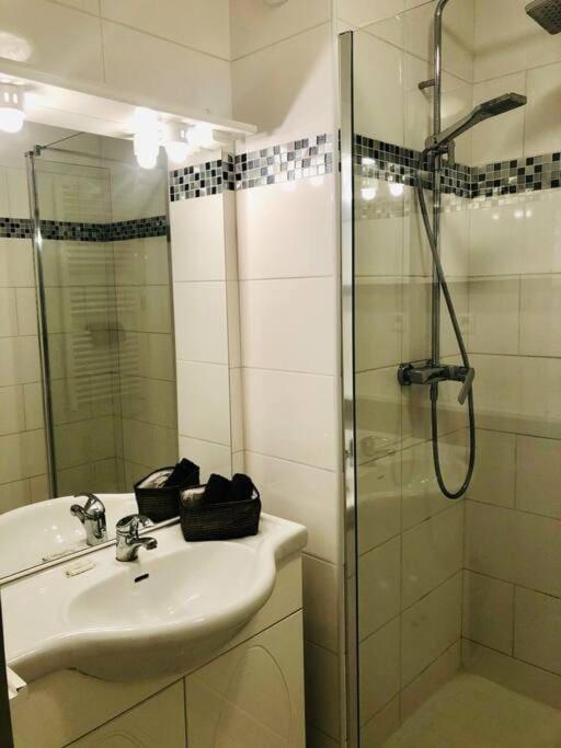 Appartement "Beausoleil" T2 lumineux, parking, clim, wifi à Sète Extérieur photo